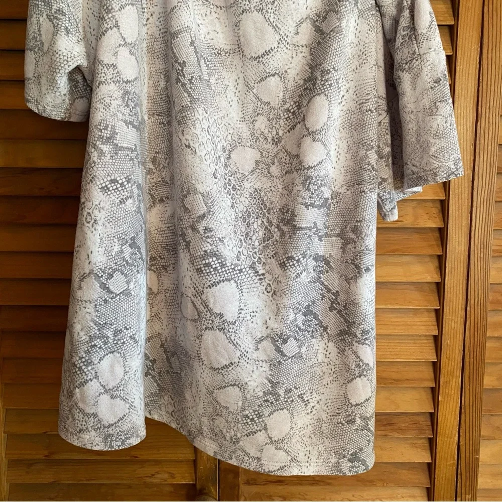 🐍BiBi, Size XL, Snake Print, Shirt Sleeve, One Cold Shoulder Top - Picture 5 of 7